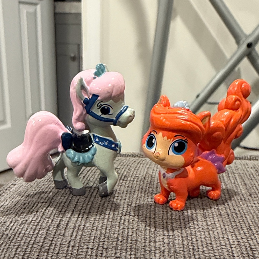 Disney Princess Palace Pets - Cinderella’s pony & Ariel’s cat       figures toys